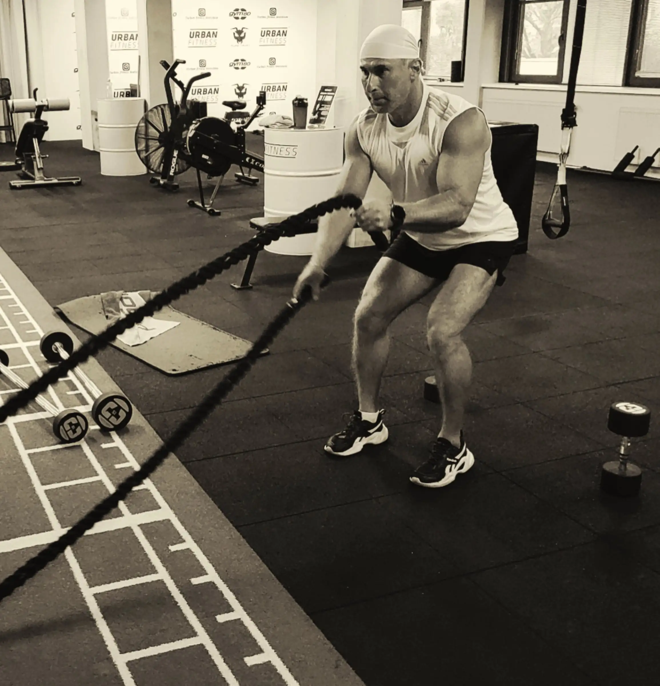 Pavol Straka cvičí s bojovými lanami v Urban Fitness