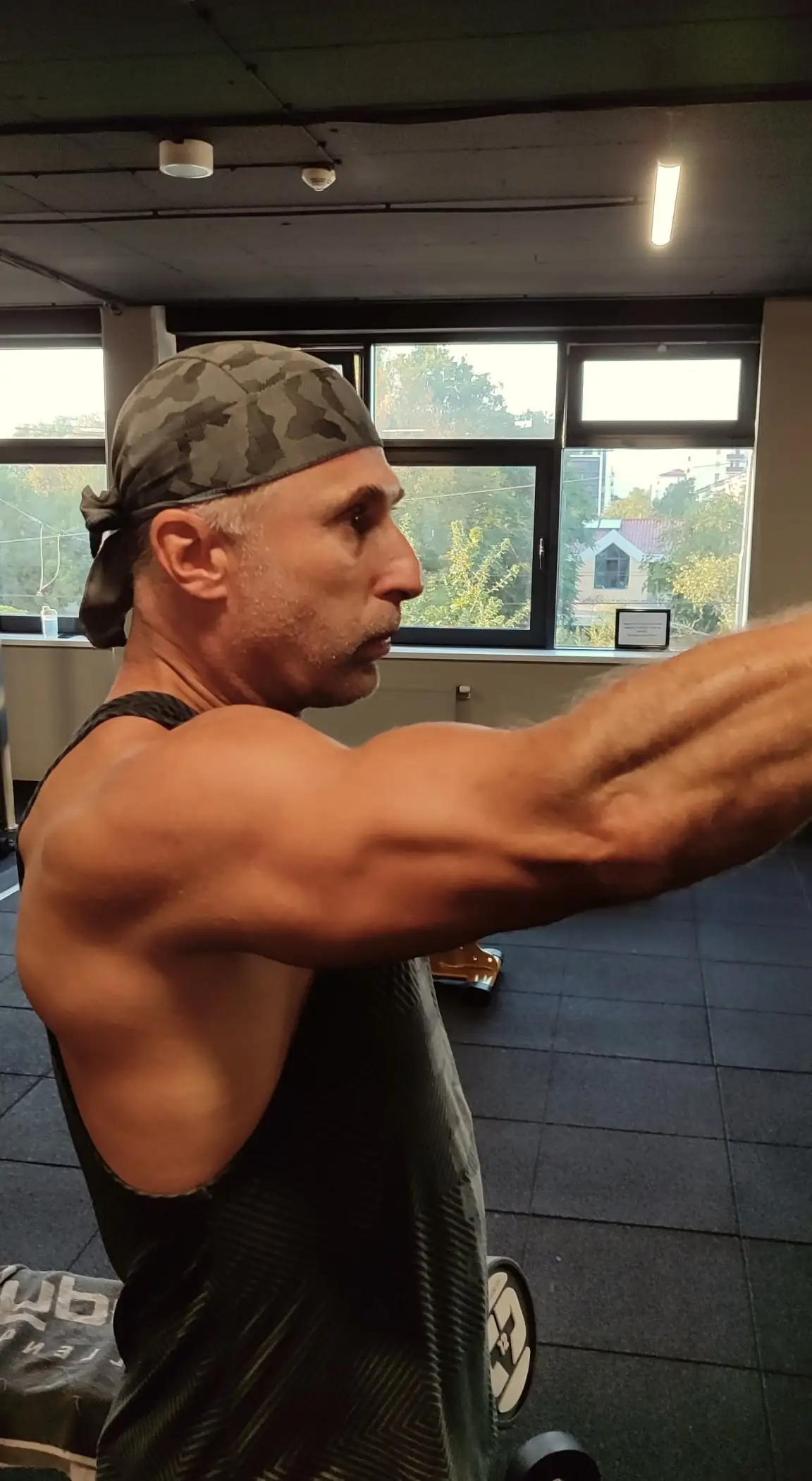 Pavol z profilu pri kladke vo fitku